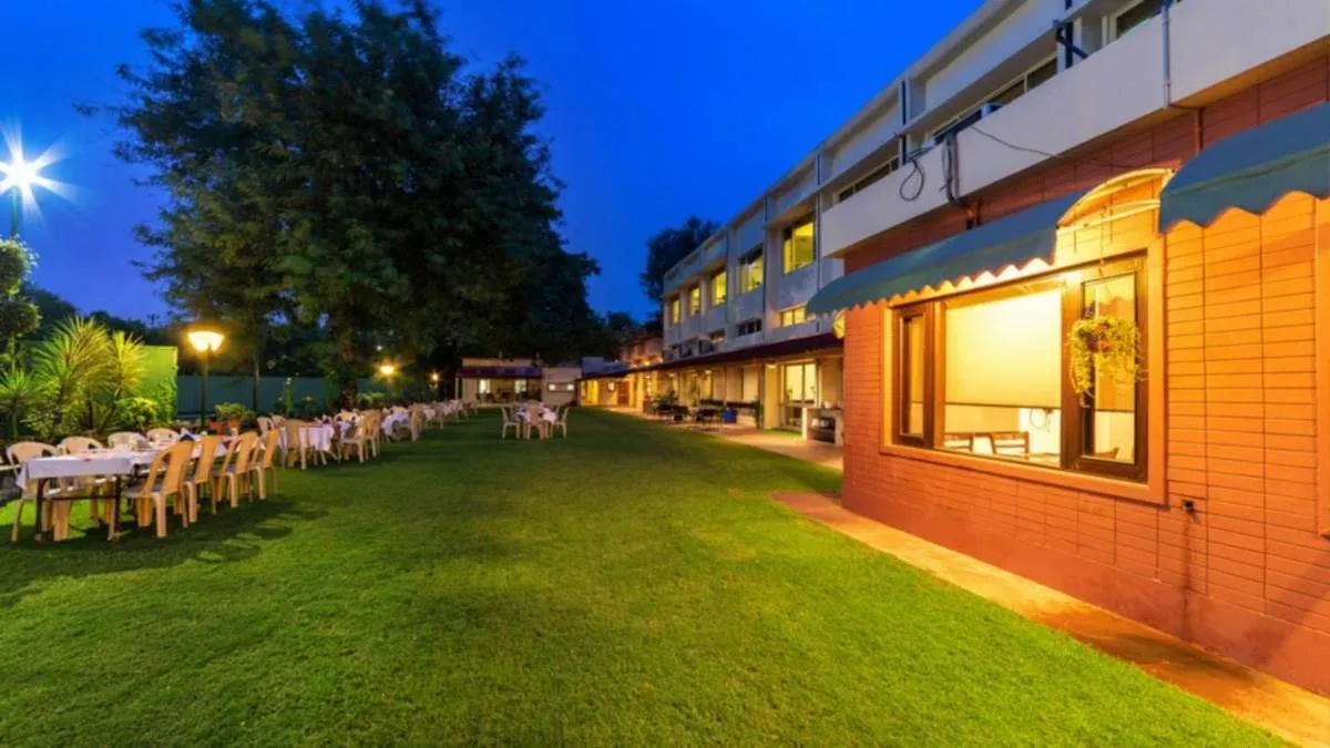 Arera Club Evening Lawn
