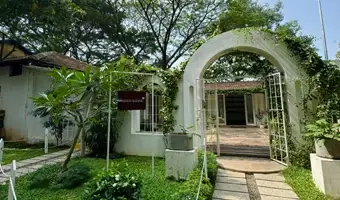 Cochin Club — french toast café entrance