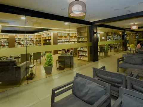 Library and reading area at Otters Club