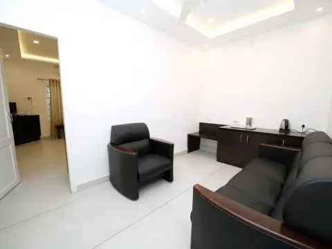 Sri Mulam Club — guest suite sitting area
